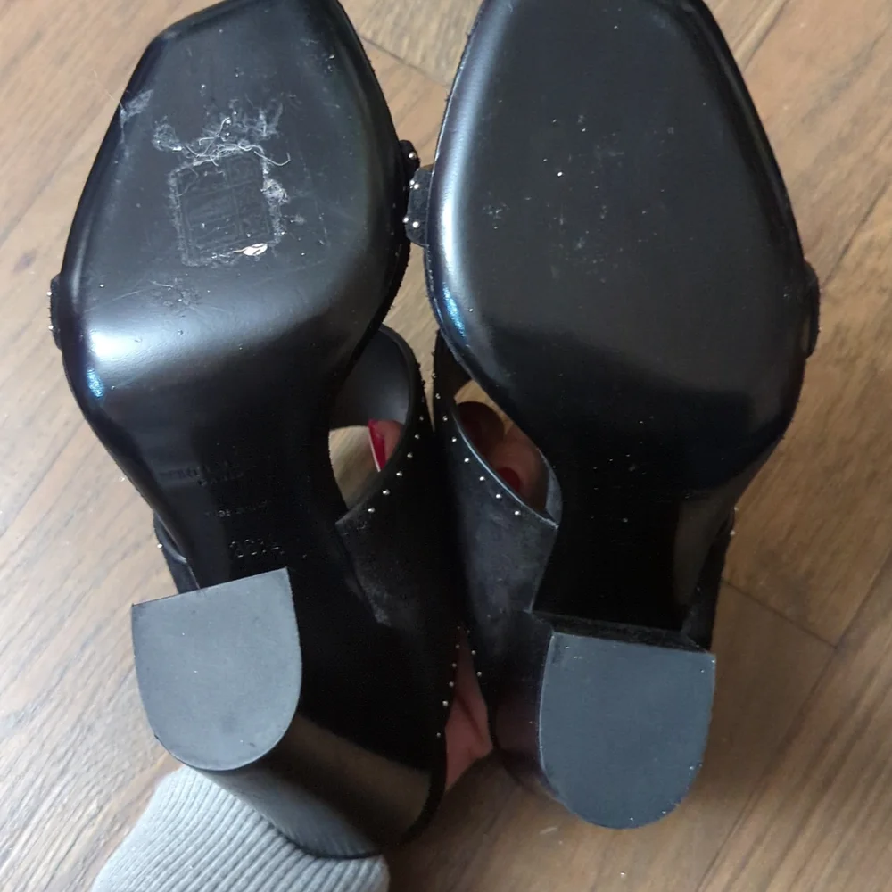 Shoe - Picture 3 of 5